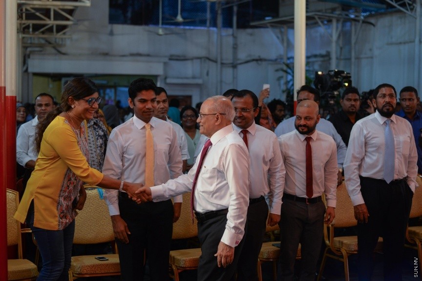 3 ޖުލައި 2017: މަސީހާ ދެކޮޅަށް އިތުބާރު ނެތް ކަމުގެ މައްސަލަ ހުށަހެޅުމަށްފަހު އިދިކޮޅު ކޯލިޝަނުން އެކަމުގެ އުފަލުގައި މ. ކުނޫޒުގައި މިރޭ ބޭއްވި ޖަލްސާގެ ތެރެއިން-- ސަން ފޮޓޯ/ މުހައްމަދު އަފްރާހް