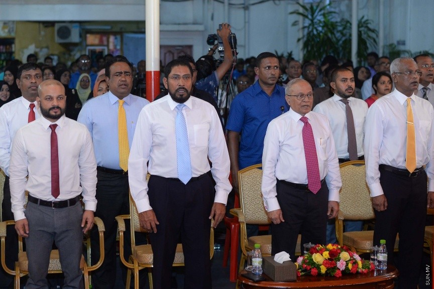 3 ޖުލައި 2017: މަސީހާ ދެކޮޅަށް އިތުބާރު ނެތް ކަމުގެ މައްސަލަ ހުށަހެޅުމަށްފަހު އިދިކޮޅު ކޯލިޝަނުން އެކަމުގެ އުފަލުގައި މ. ކުނޫޒުގައި މިރޭ ބޭއްވި ޖަލްސާގެ ތެރެއިން-- ސަން ފޮޓޯ/ މުހައްމަދު އަފްރާހް