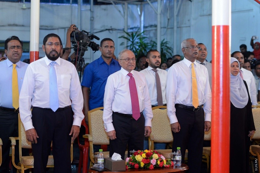 3 ޖުލައި 2017: މަސީހާ ދެކޮޅަށް އިތުބާރު ނެތް ކަމުގެ މައްސަލަ ހުށަހެޅުމަށްފަހު އިދިކޮޅު ކޯލިޝަނުން އެކަމުގެ އުފަލުގައި މ. ކުނޫޒުގައި މިރޭ ބޭއްވި ޖަލްސާގެ ތެރެއިން-- ސަން ފޮޓޯ/ މުހައްމަދު އަފްރާހް