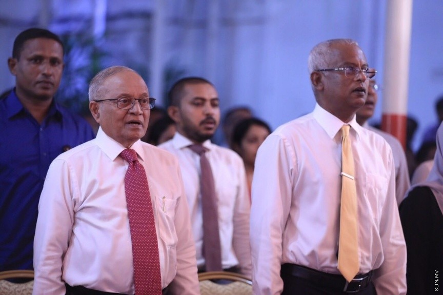 3 ޖުލައި 2017: މަސީހާ ދެކޮޅަށް އިތުބާރު ނެތް ކަމުގެ މައްސަލަ ހުށަހެޅުމަށްފަހު އިދިކޮޅު ކޯލިޝަނުން އެކަމުގެ އުފަލުގައި މ. ކުނޫޒުގައި މިރޭ ބޭއްވި ޖަލްސާގެ ތެރެއިން-- ސަން ފޮޓޯ/ ފަޔާޒު މޫސަ 