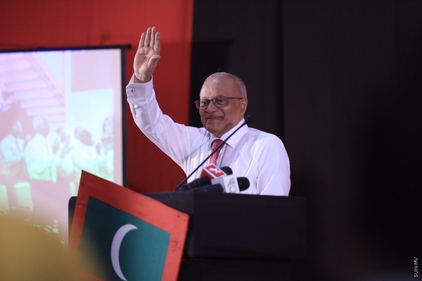 3 ޖުލައި 2017: މަސީހާ ދެކޮޅަށް އިތުބާރު ނެތް ކަމުގެ މައްސަލަ ހުށަހެޅުމަށްފަހު އިދިކޮޅު ކޯލިޝަނުން އެކަމުގެ އުފަލުގައި މ. ކުނޫޒުގައި މިރޭ ބޭއްވި ޖަލްސާގެ ތެރެއިން-- ސަން ފޮޓޯ/ ފަޔާޒު މޫސަ 