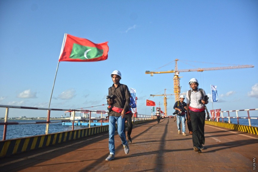 ޖުލައި 5، 2017: ހުޅުލެއާ މާލެއާ ދެމެދު އަޅާ ބްރިޖުގެ މަސައްކަތްތައް ކުރިއަށްދާ ގޮތް ނޫސްވެރިންނަށް ދައްކާލުން -- ސަން ފޮޓޯ/ ފަޔާޒު މޫސާ
