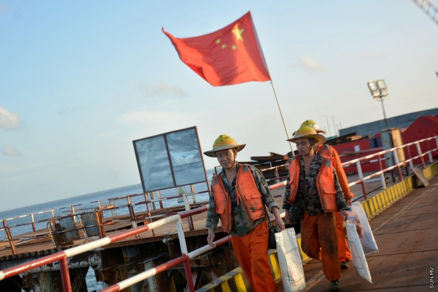 ޖުލައި 5، 2017: ހުޅުލެއާ މާލެއާ ދެމެދު އަޅާ ބްރިޖުގެ މަސައްކަތްތައް ކުރިއަށްދާ ގޮތް ނޫސްވެރިންނަށް ދައްކާލުން -- ސަން ފޮޓޯ/ ފަޔާޒު މޫސާ