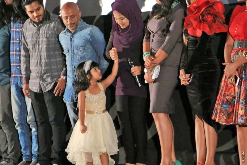 ޖުލައި 7، 2017: މަޝްހޫރު ވާހަކަ ލިޔުންތެރިޔާ ފާތުމަތު ނަހުލާގެ ވާހަކައަކަށް ކުޅަދާނަ އެކްޓްރެސް އަދި ޑައިރެކްޓަރު އައިޝަތު ރިޝްމީ ރަމީޒު ޑައިރެކްޓްކުރާ ދިވެހި ފިލްމު 'ބޮސް' ގެ ޓީޒާ ޕޯސްޓަރު އިފްތިތާހުކުރުމަށް އޮލިމްޕަހުގައި ބޭއްވި ރަސްމިއްޔާތުގެ ތެރެއިން -- ސަން ފޮޓޯ/ ފަޔާޒު މޫސާ  