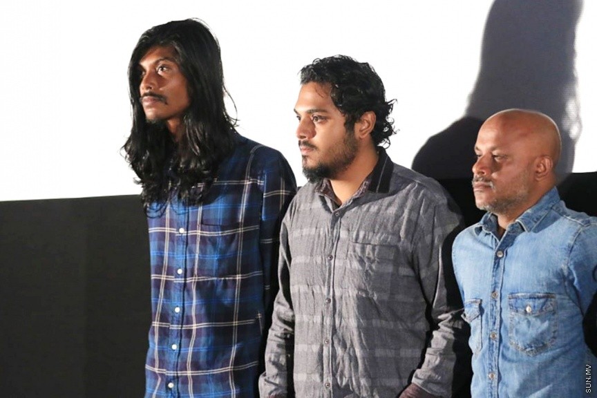 ޖުލައި 7، 2017: މަޝްހޫރު ވާހަކަ ލިޔުންތެރިޔާ ފާތުމަތު ނަހުލާގެ ވާހަކައަކަށް ކުޅަދާނަ އެކްޓްރެސް އަދި ޑައިރެކްޓަރު އައިޝަތު ރިޝްމީ ރަމީޒު ޑައިރެކްޓްކުރާ ދިވެހި ފިލްމު 'ބޮސް' ގެ ޓީޒާ ޕޯސްޓަރު އިފްތިތާހުކުރުމަށް އޮލިމްޕަހުގައި ބޭއްވި ރަސްމިއްޔާތުގެ ތެރެއިން -- ސަން ފޮޓޯ/ ފަޔާޒު މޫސާ  
