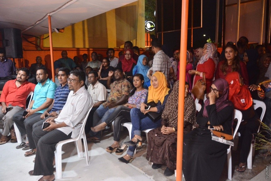 ޖުލައި 8، 2017: "އަންނަނީ ހިނި" މި ނަމުގައި ޕީޕީއެމްއާއި އެމްޑީއޭ ކޯލިޝަނުން އެމްޑީއޭ ހަރުގޭގައި ބޭއްވި މިޔުޒިކް ޝޯވ ގެ ތެރެއިން ---- ސަން ފޮޓޯ: ފަޔާޒު މޫސާ