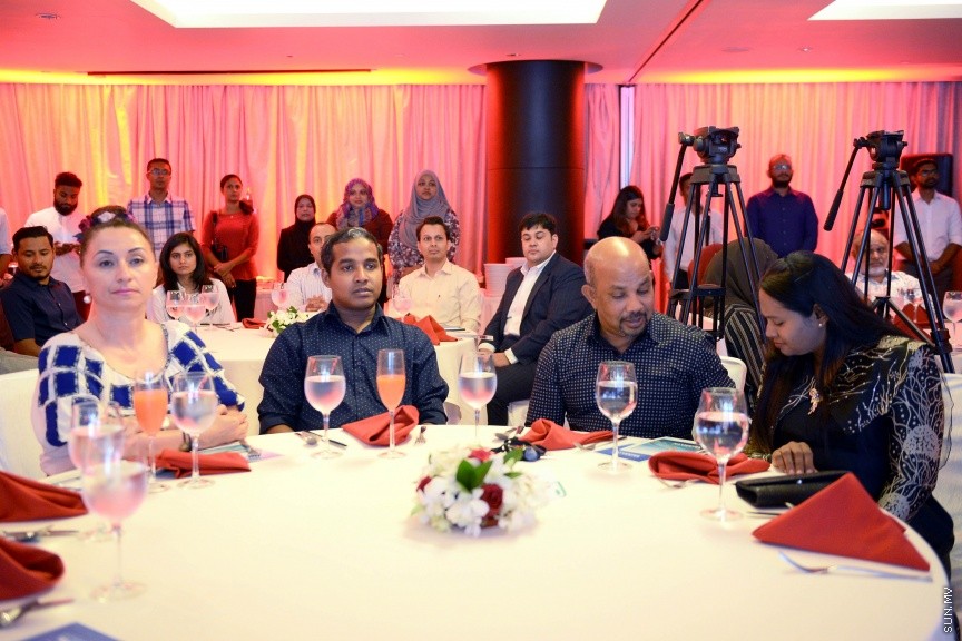 ޖުލައި 11، 2017: ބީއެމްއެލް އާއި އެމެރިކަން އެކްސްޕްރެސް ގުޅިގެން "އެކްސްޕީރިއަންސް މޯލްޑިވްސް"ގެ ނަމުގައި ހާއްސަ ކެމްޕޭނެއް ފުށުމުގެ ގޮތުން ޖެން ހޮޓެލްގައި ބޭއްވި ހަފްލާގެ ތެރެއިން -- ސަން ފޮޓޯ/ ފަޔާޒް މޫސާ