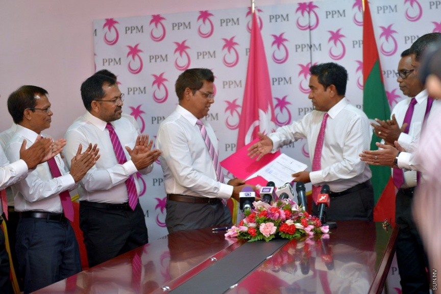 ޖުލައި 11، 2017: ރައްޔިތުންގެ މަޖިލީހުގެ ނައިބު ރައީސް އަދި ހުޅުހެންވޭރު ދާއިރާގެ މެމްބަރު ރީކޯ މޫސާ މަނިކު، ވެރިކަން ކުރާ ޕީޕީއެމްއަށް ސޮއިކުރުމަށް ބޭއްވި ރަސްމިއްޔާތުގެ ތެރެއިިން -- ސަން ފޮޓޯ: ފަޔާޒު މޫސާ