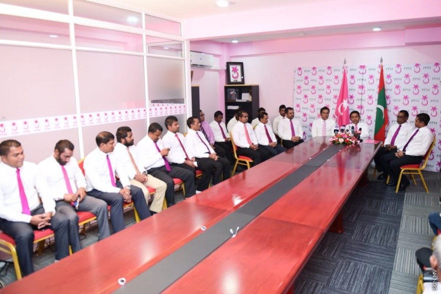 ޖުލައި 11، 2017: ރައްޔިތުންގެ މަޖިލީހުގެ ނައިބު ރައީސް އަދި ހުޅުހެންވޭރު ދާއިރާގެ މެމްބަރު ރީކޯ މޫސާ މަނިކު، ވެރިކަން ކުރާ ޕީޕީއެމްއަށް ސޮއިކުރުމަށް ބޭއްވި ރަސްމިއްޔާތުގެ ތެރެއިިން -- ސަން ފޮޓޯ: ފަޔާޒު މޫސާ