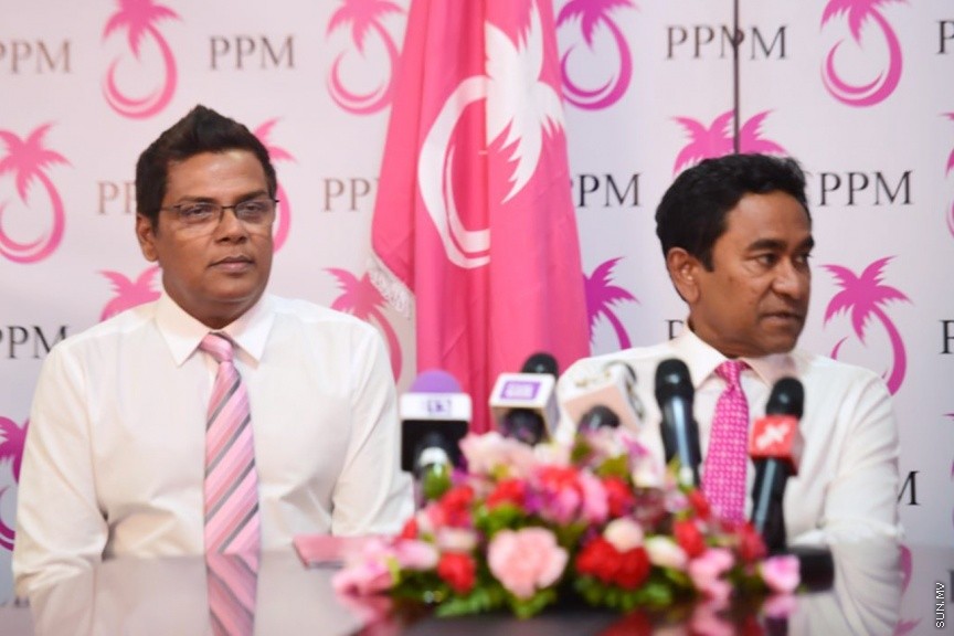 ޖުލައި 11، 2017: ރައްޔިތުންގެ މަޖިލީހުގެ ނައިބު ރައީސް އަދި ހުޅުހެންވޭރު ދާއިރާގެ މެމްބަރު ރީކޯ މޫސާ މަނިކު، ވެރިކަން ކުރާ ޕީޕީއެމްއަށް ސޮއިކުރުމަށް ބޭއްވި ރަސްމިއްޔާތުގެ ތެރެއިިން -- ސަން ފޮޓޯ: ފަޔާޒު މޫސާ