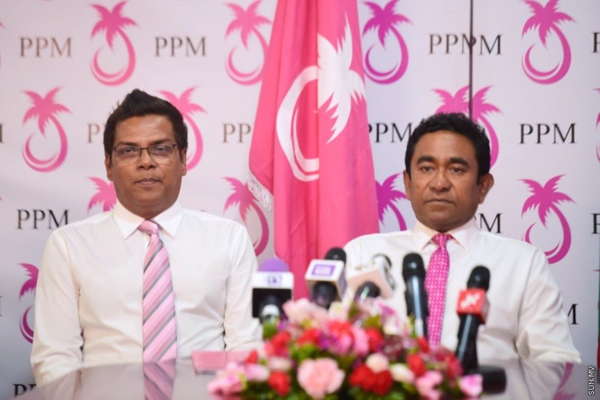 ޖުލައި 11، 2017: ރައްޔިތުންގެ މަޖިލީހުގެ ނައިބު ރައީސް އަދި ހުޅުހެންވޭރު ދާއިރާގެ މެމްބަރު ރީކޯ މޫސާ މަނިކު، ވެރިކަން ކުރާ ޕީޕީއެމްއަށް ސޮއިކުރުމަށް ބޭއްވި ރަސްމިއްޔާތުގެ ތެރެއިިން -- ސަން ފޮޓޯ: ފަޔާޒު މޫސާ