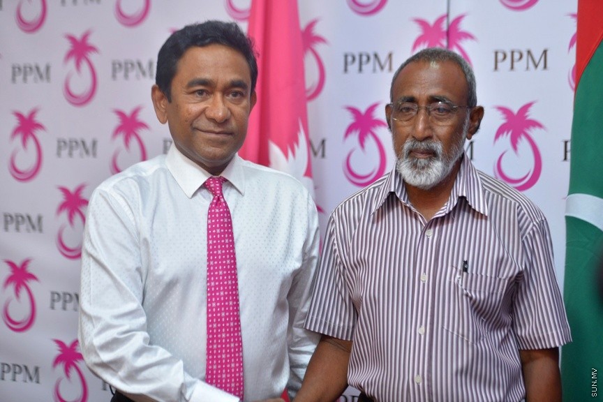 ޖުލައި 11، 2017: ރައްޔިތުންގެ މަޖިލީހުގެ ނައިބު ރައީސް އަދި ހުޅުހެންވޭރު ދާއިރާގެ މެމްބަރު ރީކޯ މޫސާ މަނިކު، ވެރިކަން ކުރާ ޕީޕީއެމްއަށް ސޮއިކުރުމަށް ބޭއްވި ރަސްމިއްޔާތުގެ ތެރެއިިން -- ސަން ފޮޓޯ: ފަޔާޒު މޫސާ