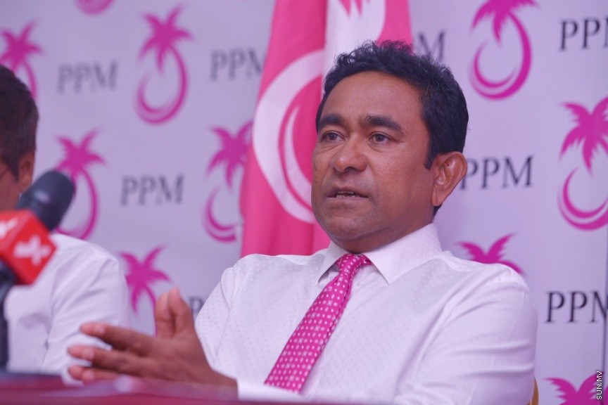 ޖުލައި 11، 2017: ރައްޔިތުންގެ މަޖިލީހުގެ ނައިބު ރައީސް އަދި ހުޅުހެންވޭރު ދާއިރާގެ މެމްބަރު ރީކޯ މޫސާ މަނިކު، ވެރިކަން ކުރާ ޕީޕީއެމްއަށް ސޮއިކުރުމަށް ބޭއްވި ރަސްމިއްޔާތުގެ ތެރެއިިން -- ސަން ފޮޓޯ: ފަޔާޒު މޫސާ