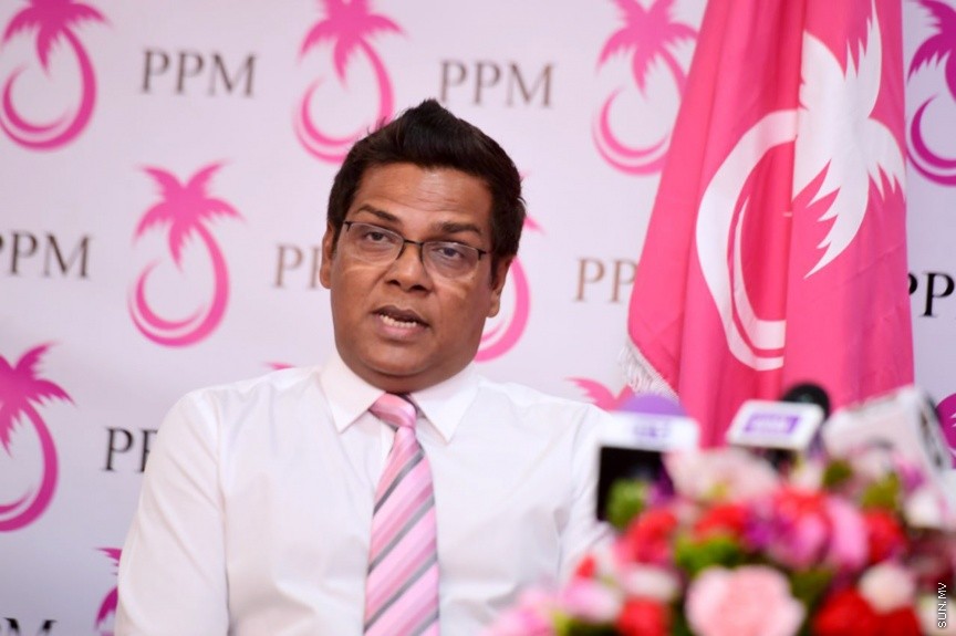 ޖުލައި 11، 2017: ރައްޔިތުންގެ މަޖިލީހުގެ ނައިބު ރައީސް އަދި ހުޅުހެންވޭރު ދާއިރާގެ މެމްބަރު ރީކޯ މޫސާ މަނިކު، ވެރިކަން ކުރާ ޕީޕީއެމްއަށް ސޮއިކުރުމަށް ބޭއްވި ރަސްމިއްޔާތުގެ ތެރެއިިން -- ސަން ފޮޓޯ: ފަޔާޒު މޫސާ