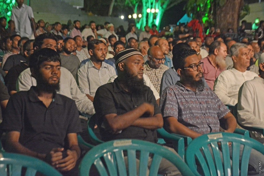 ޖުލައި 13، 2017: "ޓުރޫލީ ސަކްސެސްފުލް ޕީޕަލް" ނަމުގައި ދީނީ އިލްމުވެރިޔާ ޑރ. ބިލާލް ފިލިޕްސް އިސްލާމީ މަރުކަޒު ބޭރުގައި ދެއްވި ދަރުސްގެ ތެރެއިން -- ސަން ފޮޓޯ/ ފަޔާޒު މޫސާ