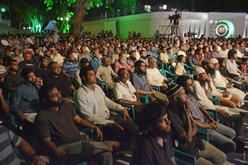 ޖުލައި 13، 2017: "ޓުރޫލީ ސަކްސެސްފުލް ޕީޕަލް" ނަމުގައި ދީނީ އިލްމުވެރިޔާ ޑރ. ބިލާލް ފިލިޕްސް އިސްލާމީ މަރުކަޒު ބޭރުގައި ދެއްވި ދަރުސްގެ ތެރެއިން -- ސަން ފޮޓޯ/ ފަޔާޒު މޫސާ