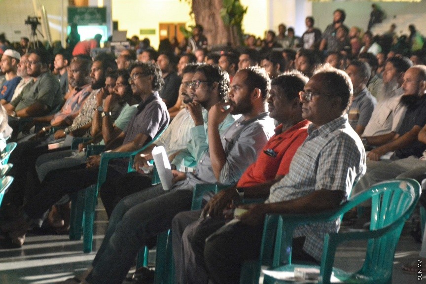 ޖުލައި 13، 2017: "ޓުރޫލީ ސަކްސެސްފުލް ޕީޕަލް" ނަމުގައި ދީނީ އިލްމުވެރިޔާ ޑރ. ބިލާލް ފިލިޕްސް އިސްލާމީ މަރުކަޒު ބޭރުގައި ދެއްވި ދަރުސްގެ ތެރެއިން -- ސަން ފޮޓޯ/ ފަޔާޒު މޫސާ