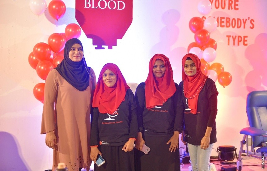އެލިއާ އިންވެސްޓްމެންޓާއި މޯލްޑިވްސް ބްލަޑް ސަރވިސަސްއާ  ގުޅިގެން ކުރިއަށް ގެންދާ ލޭ ހަދިޔާ ކުރުމުގެ ކޭމްޕް ފެށުމުގެ ރަސްމިއްޔާތުގެ ތެރެއިން---ސަން ފޮޓޯ/ މުހައްމަދު އަފްރާހް