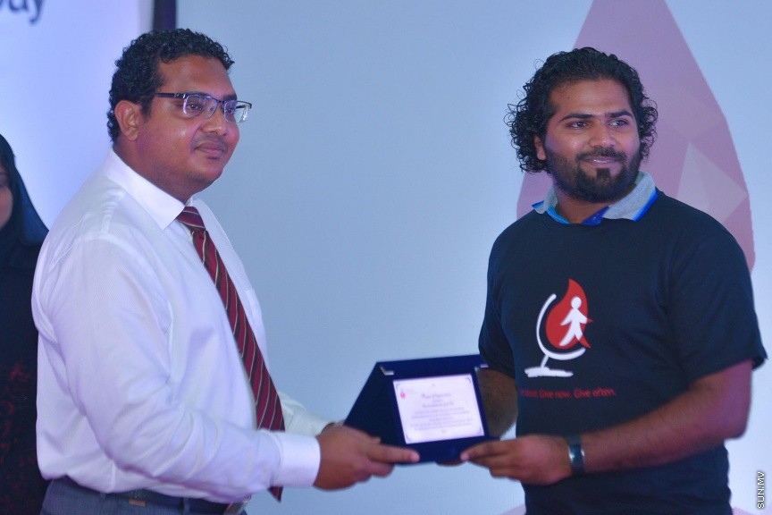 އެލިއާ އިންވެސްޓްމެންޓާއި މޯލްޑިވްސް ބްލަޑް ސަރވިސަސްއާ  ގުޅިގެން ކުރިއަށް ގެންދާ ލޭ ހަދިޔާ ކުރުމުގެ ކޭމްޕް ފެށުމުގެ ރަސްމިއްޔާތުގެ ތެރެއިން---ސަން ފޮޓޯ/ މުހައްމަދު އަފްރާހް