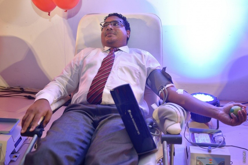 އެލިއާ އިންވެސްޓްމެންޓާއި މޯލްޑިވްސް ބްލަޑް ސަރވިސަސްއާ  ގުޅިގެން ކުރިއަށް ގެންދާ ލޭ ހަދިޔާ ކުރުމުގެ ކޭމްޕް ފެށުމުގެ ރަސްމިއްޔާތުގެ ތެރެއިން---ސަން ފޮޓޯ/ މުހައްމަދު އަފްރާހް