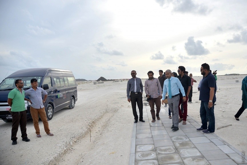 ޖުލައި 16، 217: ހުޅުމާލޭގައި ހިންގާ ތަރައްގީގެ މަޝްރޫއުތައް ނޫސްވެރިންނަށް ދައްކާލުން -- ސަން ފޮޓޯ/ ފަޔާޒު މޫސާ