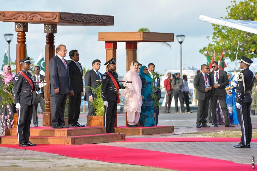  25 ޖުލައި 2017: ރައީސުލްޖުމްހޫރިއްޔާ ޢަބްދުﷲ ޔާމީން ޢަބްދުލްޤައްޔޫމްގެ ދަޢުވަތަކަށް މިހާރު ރާއްޖެ ވަޑައިގެން އުޅުއްވާ، ޕާކިސްތާނުގެ ބޮޑުވަޒީރު މުޙައްމަދު ނަވާޒު ޝަރީފާއި، އަނބިކަނބަލުން ބޭގަމް ކަލްސޫމް ނަވާޒް ޝަރީފަށް ރަސްމީގޮތުން މަރުޙަބާ ދެންވުންމައް މިއަދު ޖުމްހޫރީ މައިދަނުގައި ބޭއްވި ރަސްމިއްޔާތުގެ ތެރެއިން---ސަން ފޮޓޯ/ މުހައްމަދު އަފްރާހް 