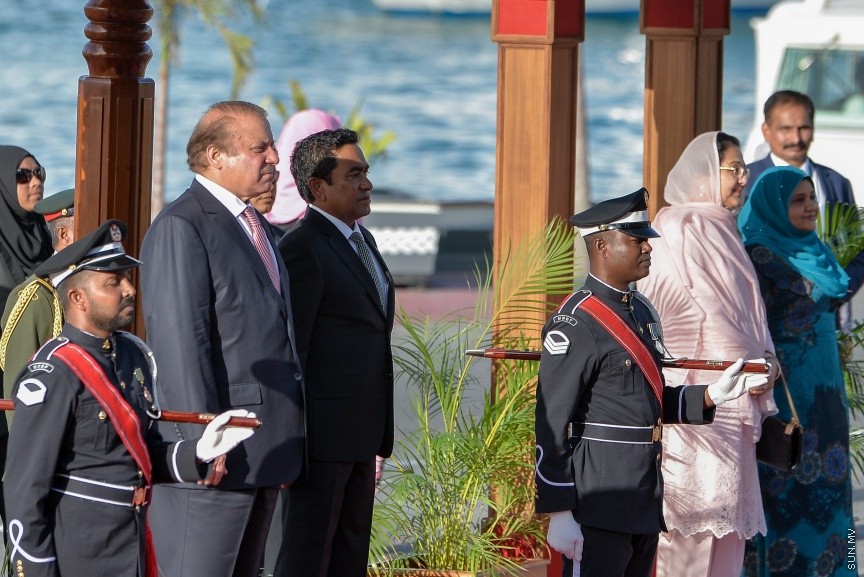  25 ޖުލައި 2017: ޕާކިސްތާނުގެ ބޮޑުވަޒީރު ނަވާޒު ޝަރީފު މާލެ ވަޑައިގަތުން: ބޮޑުވަޒީރު ނަވާޒު ޝަރީފުގެ އަރިހުގައި ރައީސް ޔާމިން،        ޕާކިސް ތާނުގެ ބޮޑު ވަޒީރުރާއްޖޭގެ ވަޑައިގަތީ މިނިވަން ދުވަހުގެ ރަސްމީ އިހުތިފާލުގެ ޝަރަފުވެރި މެހެމާނެއްގެ ގޮތުގައި---ސަން ފޮޓޯ/ މުހައްމަދު އަފްރާހް
