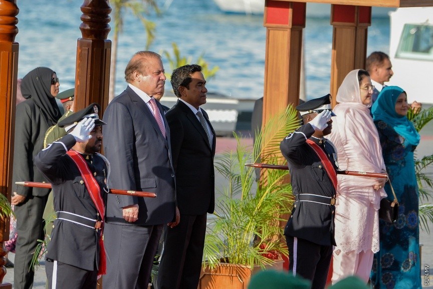  25 ޖުލައި 2017: ޕާކިސްތާނުގެ ބޮޑުވަޒީރު ނަވާޒު ޝަރީފު މާލެ ވަޑައިގަތުން: ބޮޑުވަޒީރު ނަވާޒު ޝަރީފުގެ އަރިހުގައި ރައީސް ޔާމިން،        ޕާކިސް ތާނުގެ ބޮޑު ވަޒީރުރާއްޖޭގެ ވަޑައިގަތީ މިނިވަން ދުވަހުގެ ރަސްމީ އިހުތިފާލުގެ ޝަރަފުވެރި މެހެމާނެއްގެ ގޮތުގައި---ސަން ފޮޓޯ/ މުހައްމަދު އަފްރާހް