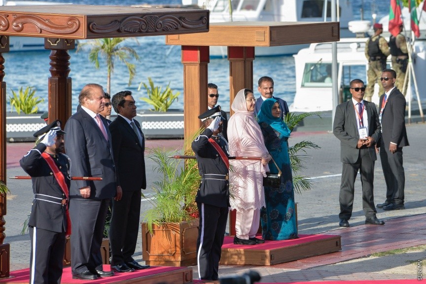  25 ޖުލައި 2017: ޕާކިސްތާނުގެ ބޮޑުވަޒީރު ނަވާޒު ޝަރީފު މާލެ ވަޑައިގަތުން: ބޮޑުވަޒީރު ނަވާޒު ޝަރީފުގެ އަރިހުގައި ރައީސް ޔާމިން،        ޕާކިސް ތާނުގެ ބޮޑު ވަޒީރުރާއްޖޭގެ ވަޑައިގަތީ މިނިވަން ދުވަހުގެ ރަސްމީ އިހުތިފާލުގެ ޝަރަފުވެރި މެހެމާނެއްގެ ގޮތުގައި---ސަން ފޮޓޯ/ މުހައްމަދު އަފްރާހް