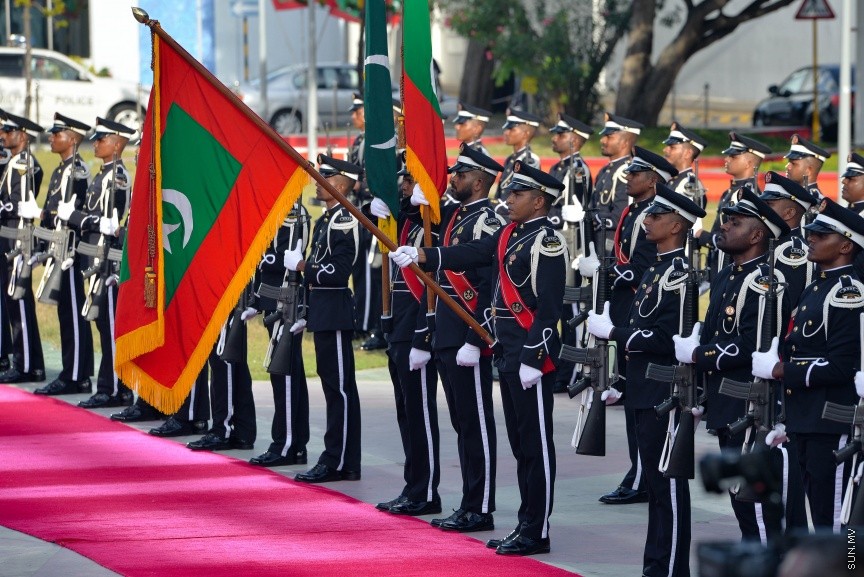  25 ޖުލައި 2017: ރައީސުލްޖުމްހޫރިއްޔާ ޢަބްދުﷲ ޔާމީން ޢަބްދުލްޤައްޔޫމްގެ ދަޢުވަތަކަށް މިހާރު ރާއްޖެ ވަޑައިގެން އުޅުއްވާ، ޕާކިސްތާނުގެ ބޮޑުވަޒީރު މުޙައްމަދު ނަވާޒު ޝަރީފާއި، އަނބިކަނބަލުން ބޭގަމް ކަލްސޫމް ނަވާޒް ޝަރީފަށް ރަސްމީގޮތުން މަރުޙަބާ ދެންވުންމައް މިއަދު ޖުމްހޫރީ މައިދަނުގައި ބޭއްވި ރަސްމިއްޔާތުގެ ތެރެއިން---ސަން ފޮޓޯ/ މުހައްމަދު އަފްރާހް 