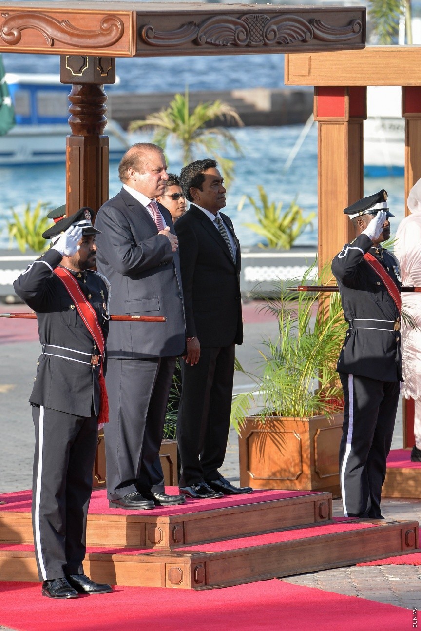  25 ޖުލައި 2017: ޕާކިސްތާނުގެ ބޮޑުވަޒީރު ނަވާޒު ޝަރީފު މާލެ ވަޑައިގަތުން: ބޮޑުވަޒީރު ނަވާޒު ޝަރީފުގެ އަރިހުގައި ރައީސް ޔާމިން،        ޕާކިސް ތާނުގެ ބޮޑު ވަޒީރުރާއްޖޭގެ ވަޑައިގަތީ މިނިވަން ދުވަހުގެ ރަސްމީ އިހުތިފާލުގެ ޝަރަފުވެރި މެހެމާނެއްގެ ގޮތުގައި---ސަން ފޮޓޯ/ މުހައްމަދު އަފްރާހް