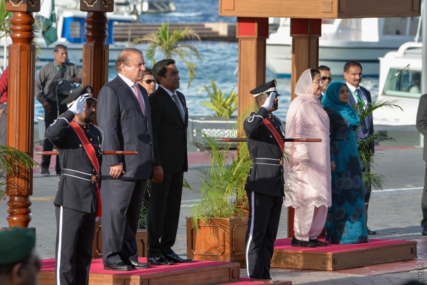 25 ޖުލައި 2017: ޕާކިސްތާނުގެ ބޮޑުވަޒީރު ނަވާޒު ޝަރީފު މާލެ ވަޑައިގަތުން: ބޮޑުވަޒީރު ނަވާޒު ޝަރީފުގެ އަރިހުގައި ރައީސް ޔާމިން،        ޕާކިސް ތާނުގެ ބޮޑު ވަޒީރުރާއްޖޭގެ ވަޑައިގަތީ މިނިވަން ދުވަހުގެ ރަސްމީ އިހުތިފާލުގެ ޝަރަފުވެރި މެހެމާނެއްގެ ގޮތުގައި---ސަން ފޮޓޯ/ މުހައްމަދު އަފްރާހް