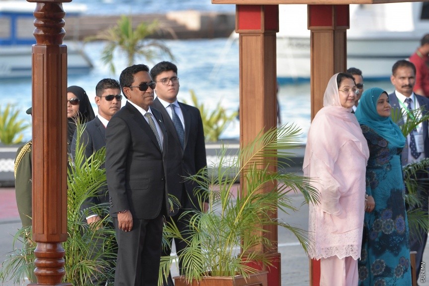   25 ޖުލައި 2017: ރައީސުލްޖުމްހޫރިއްޔާ ޢަބްދުﷲ ޔާމީން ޢަބްދުލްޤައްޔޫމްގެ ދަޢުވަތަކަށް މިހާރު ރާއްޖެ ވަޑައިގެން އުޅުއްވާ، ޕާކިސްތާނުގެ ބޮޑުވަޒީރު މުޙައްމަދު ނަވާޒު ޝަރީފާއި، އަނބިކަނބަލުން ބޭގަމް ކަލްސޫމް ނަވާޒް ޝަރީފަށް ރަސްމީގޮތުން މަރުޙަބާ ދެންވުންމައް މިއަދު ޖުމްހޫރީ މައިދަނުގައި ބޭއްވި ރަސްމިއްޔާތުގެ ތެރެއިން---ސަން ފޮޓޯ/ މުހައްމަދު އަފްރާހް 