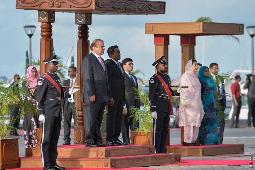  25 ޖުލައި 2017: ޕާކިސްތާނުގެ ބޮޑުވަޒީރު ނަވާޒު ޝަރީފު މާލެ ވަޑައިގަތުން: ބޮޑުވަޒީރު ނަވާޒު ޝަރީފުގެ އަރިހުގައި ރައީސް ޔާމިން،        ޕާކިސް ތާނުގެ ބޮޑު ވަޒީރުރާއްޖޭގެ ވަޑައިގަތީ މިނިވަން ދުވަހުގެ ރަސްމީ އިހުތިފާލުގެ ޝަރަފުވެރި މެހެމާނެއްގެ ގޮތުގައި---ސަން ފޮޓޯ/ މުހައްމަދު އަފްރާހް