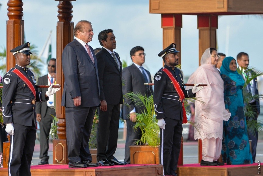  25 ޖުލައި 2017: ޕާކިސްތާނުގެ ބޮޑުވަޒީރު ނަވާޒު ޝަރީފު މާލެ ވަޑައިގަތުން: ބޮޑުވަޒީރު ނަވާޒު ޝަރީފުގެ އަރިހުގައި ރައީސް ޔާމިން،        ޕާކިސް ތާނުގެ ބޮޑު ވަޒީރުރާއްޖޭގެ ވަޑައިގަތީ މިނިވަން ދުވަހުގެ ރަސްމީ އިހުތިފާލުގެ ޝަރަފުވެރި މެހެމާނެއްގެ ގޮތުގައި---ސަން ފޮޓޯ/ މުހައްމަދު އަފްރާހް