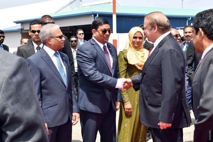  27 ޖުލައި 2017: މިނިވަން ދުވަހާއި ގުޅުވައިގެން ރައީސުލްޖުމްހޫރިއްޔާ އަބްދުﷲ ޔާމީން އަބްދުލްގައްޔޫމުގެ ދައުވަތަކަށް، ޕާކިސްތާނުގެ ބޮޑުވަޒީރު މުޙައްމަދު ނަވާޒް ޝަރީފާއި، އެމަނިކުފާނުގެ އަނބިކަނބަލުން ބޭގަމް ކަލްސޫމް ނަވާޒް ޝަރީފް ރާއްޖެއަށް ކުރެއްވި ރަސްމީ ދަތުރުފުޅު ނިންމަވާލެއްވުމަށްފަހު، މިއަދު ހެނދުނު ފުރާވަޑައިގަތުން: ޕާކިސްތާނުގެ ބޮޑުވަޒީރުގެ ދެކަނބަލުންނަށް ވެލާނާ އިންޓަރނޭޝަނަލް އެއަރޕޯޓުން އަލްވަދާޢު ވިދާޅުވީ، ރައީސުލްޖުމްހޫރިއްޔާގެ ދެކަނބަލުން---ފޮޓޯ/ ރައީސް އޮފީސް