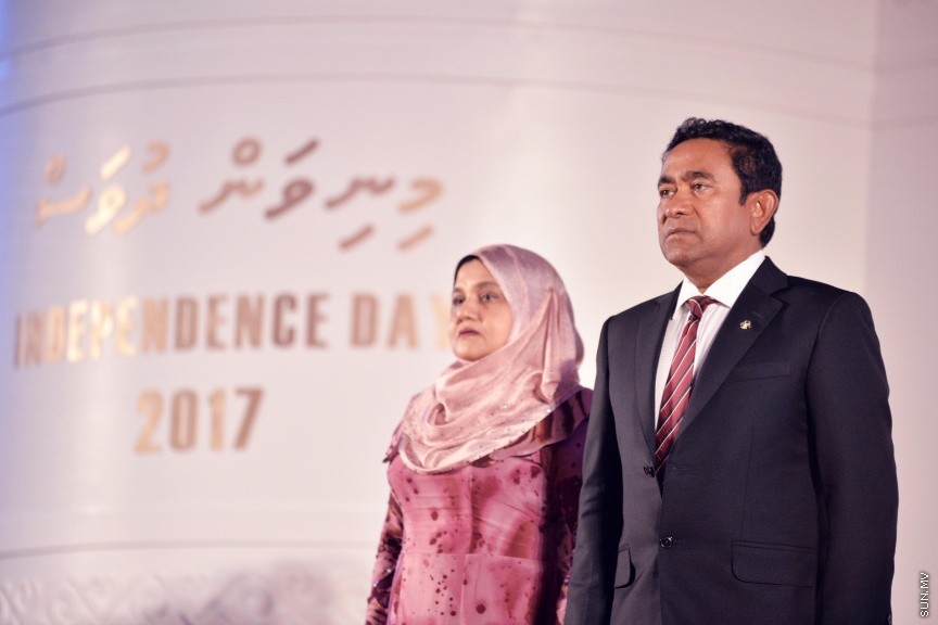 ޖުލައި 27، 2017: ދިވެހިރާއްޖޭގެ މިނިވަންކަމަށް 52 އަހަރު ފުރުމުގެ މުނާސަބަތުގައި ރައީސުލްޖުމްހޫރިއްޔާ ޢަބްދުﷲ ޔާމީން ޢަބްދުލްޤައްޔޫމާއި އެމަނިކުފާނުގެ އަނބިކަނބަލުން ފާތިމަތު އިބްރާހީމް ދަރުބާރުގޭގައި ބޭއްވި ރަސްމީ ބައްދަލުވުމުގެ ތެރެއިން -- ސަން ފޮޓޯ/ ފަޔާޒު މޫސާ