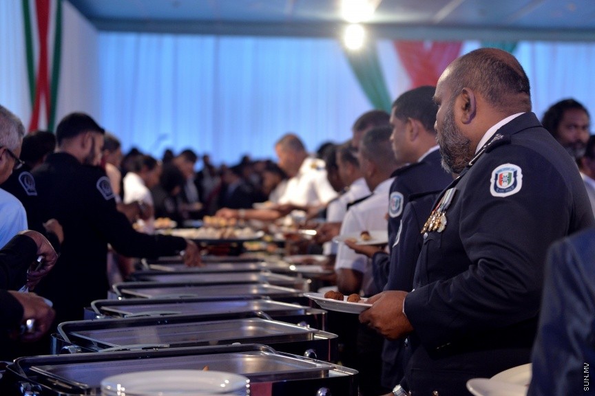 ޖުލައި 27، 2017: ދިވެހިރާއްޖޭގެ މިނިވަންކަމަށް 52 އަހަރު ފުރުމުގެ މުނާސަބަތުގައި ރައީސުލްޖުމްހޫރިއްޔާ ޢަބްދުﷲ ޔާމީން ޢަބްދުލްޤައްޔޫމާއި އެމަނިކުފާނުގެ އަނބިކަނބަލުން ފާތިމަތު އިބްރާހީމް ދަރުބާރުގޭގައި ބޭއްވި ރަސްމީ ބައްދަލުވުމުގެ ތެރެއިން -- ސަން ފޮޓޯ/ ފަޔާޒު މޫސާ