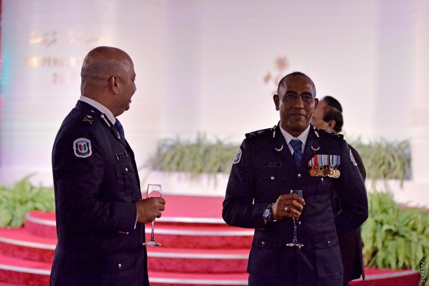 ޖުލައި 27، 2017: ދިވެހިރާއްޖޭގެ މިނިވަންކަމަށް 52 އަހަރު ފުރުމުގެ މުނާސަބަތުގައި ރައީސުލްޖުމްހޫރިއްޔާ ޢަބްދުﷲ ޔާމީން ޢަބްދުލްޤައްޔޫމާއި އެމަނިކުފާނުގެ އަނބިކަނބަލުން ފާތިމަތު އިބްރާހީމް ދަރުބާރުގޭގައި ބޭއްވި ރަސްމީ ބައްދަލުވުމުގެ ތެރެއިން -- ސަން ފޮޓޯ/ ފަޔާޒު މޫސާ