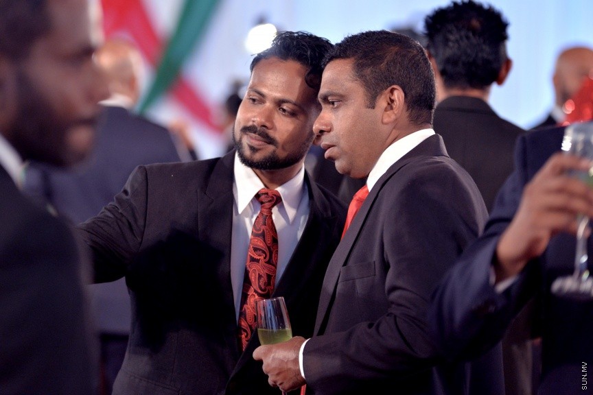 ޖުލައި 27، 2017: ދިވެހިރާއްޖޭގެ މިނިވަންކަމަށް 52 އަހަރު ފުރުމުގެ މުނާސަބަތުގައި ރައީސުލްޖުމްހޫރިއްޔާ ޢަބްދުﷲ ޔާމީން ޢަބްދުލްޤައްޔޫމާއި އެމަނިކުފާނުގެ އަނބިކަނބަލުން ފާތިމަތު އިބްރާހީމް ދަރުބާރުގޭގައި ބޭއްވި ރަސްމީ ބައްދަލުވުމުގެ ތެރެއިން -- ސަން ފޮޓޯ/ ފަޔާޒު މޫސާ