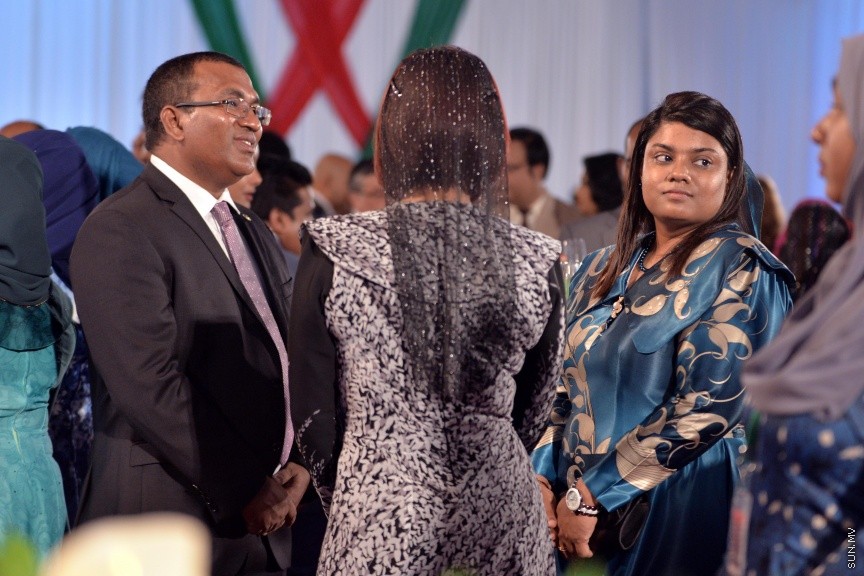 ޖުލައި 27، 2017: ދިވެހިރާއްޖޭގެ މިނިވަންކަމަށް 52 އަހަރު ފުރުމުގެ މުނާސަބަތުގައި ރައީސުލްޖުމްހޫރިއްޔާ ޢަބްދުﷲ ޔާމީން ޢަބްދުލްޤައްޔޫމާއި އެމަނިކުފާނުގެ އަނބިކަނބަލުން ފާތިމަތު އިބްރާހީމް ދަރުބާރުގޭގައި ބޭއްވި ރަސްމީ ބައްދަލުވުމުގެ ތެރެއިން -- ސަން ފޮޓޯ/ ފަޔާޒު މޫސާ