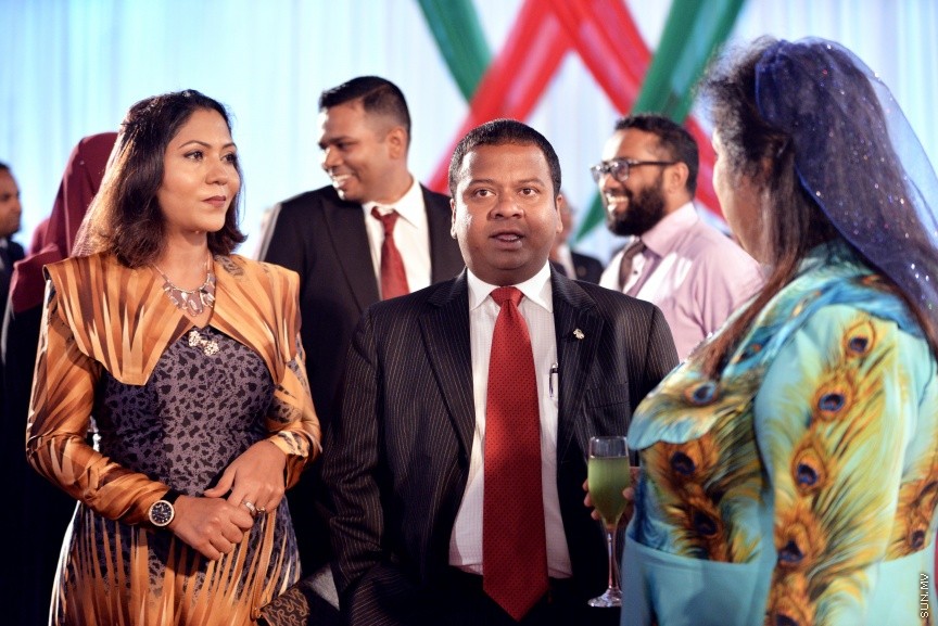 ޖުލައި 27، 2017: ދިވެހިރާއްޖޭގެ މިނިވަންކަމަށް 52 އަހަރު ފުރުމުގެ މުނާސަބަތުގައި ރައީސުލްޖުމްހޫރިއްޔާ ޢަބްދުﷲ ޔާމީން ޢަބްދުލްޤައްޔޫމާއި އެމަނިކުފާނުގެ އަނބިކަނބަލުން ފާތިމަތު އިބްރާހީމް ދަރުބާރުގޭގައި ބޭއްވި ރަސްމީ ބައްދަލުވުމުގެ ތެރެއިން -- ސަން ފޮޓޯ/ ފަޔާޒު މޫސާ