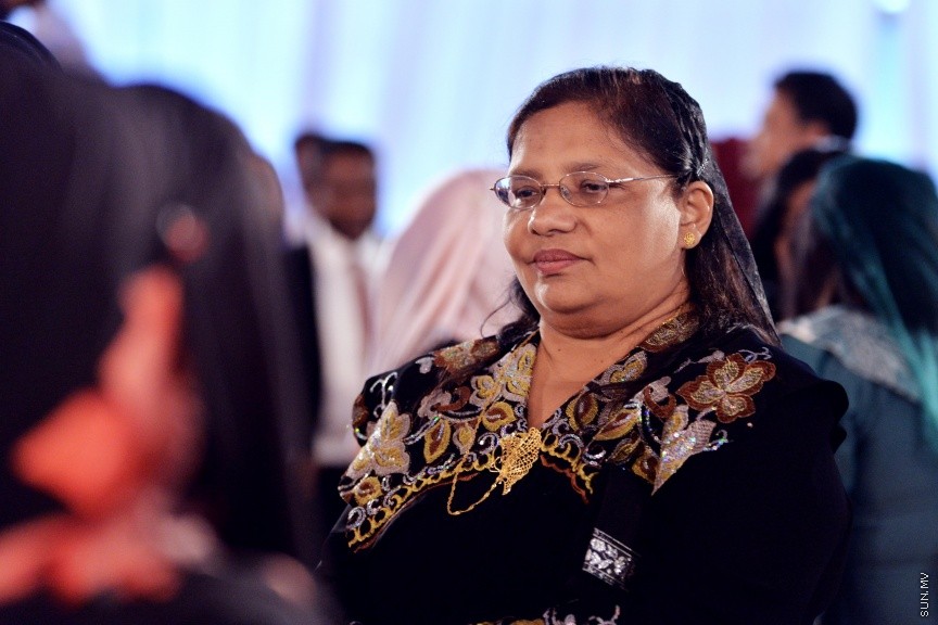 ޖުލައި 27، 2017: ދިވެހިރާއްޖޭގެ މިނިވަންކަމަށް 52 އަހަރު ފުރުމުގެ މުނާސަބަތުގައި ރައީސުލްޖުމްހޫރިއްޔާ ޢަބްދުﷲ ޔާމީން ޢަބްދުލްޤައްޔޫމާއި އެމަނިކުފާނުގެ އަނބިކަނބަލުން ފާތިމަތު އިބްރާހީމް ދަރުބާރުގޭގައި ބޭއްވި ރަސްމީ ބައްދަލުވުމުގެ ތެރެއިން -- ސަން ފޮޓޯ/ ފަޔާޒު މޫސާ
