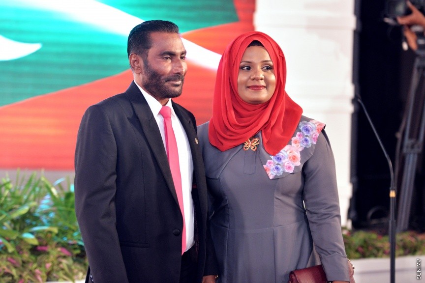 ޖުލައި 27، 2017: ދިވެހިރާއްޖޭގެ މިނިވަންކަމަށް 52 އަހަރު ފުރުމުގެ މުނާސަބަތުގައި ރައީސުލްޖުމްހޫރިއްޔާ ޢަބްދުﷲ ޔާމީން ޢަބްދުލްޤައްޔޫމާއި އެމަނިކުފާނުގެ އަނބިކަނބަލުން ފާތިމަތު އިބްރާހީމް ދަރުބާރުގޭގައި ބޭއްވި ރަސްމީ ބައްދަލުވުމުގެ ތެރެއިން -- ސަން ފޮޓޯ/ ފަޔާޒު މޫސާ
