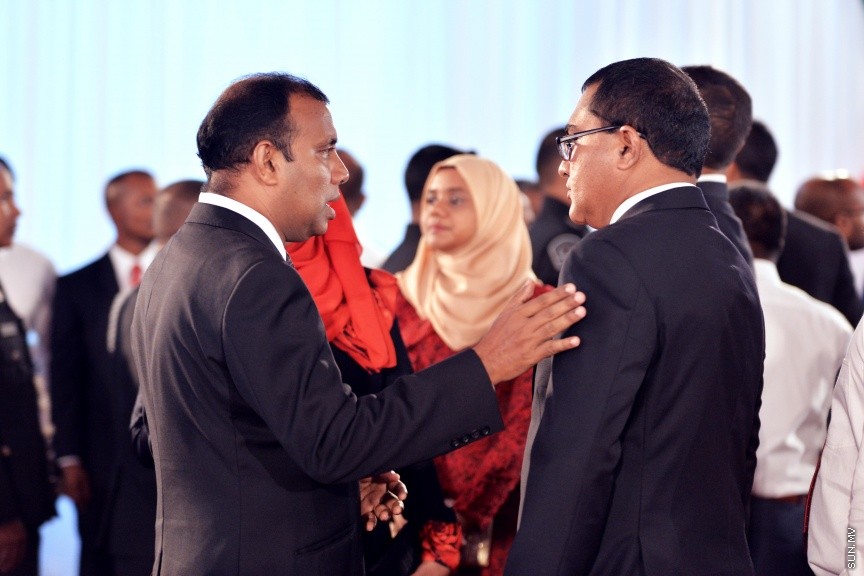ޖުލައި 27، 2017: ދިވެހިރާއްޖޭގެ މިނިވަންކަމަށް 52 އަހަރު ފުރުމުގެ މުނާސަބަތުގައި ރައީސުލްޖުމްހޫރިއްޔާ ޢަބްދުﷲ ޔާމީން ޢަބްދުލްޤައްޔޫމާއި އެމަނިކުފާނުގެ އަނބިކަނބަލުން ފާތިމަތު އިބްރާހީމް ދަރުބާރުގޭގައި ބޭއްވި ރަސްމީ ބައްދަލުވުމުގެ ތެރެއިން -- ސަން ފޮޓޯ/ ފަޔާޒު މޫސާ