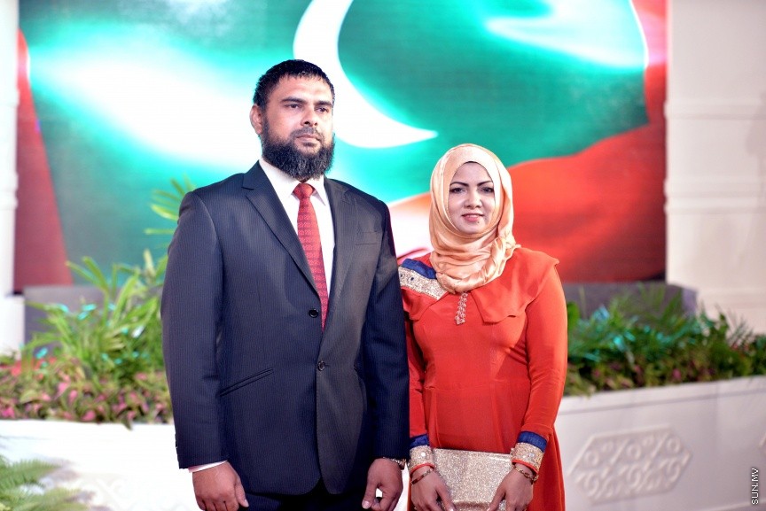 ޖުލައި 27، 2017: ދިވެހިރާއްޖޭގެ މިނިވަންކަމަށް 52 އަހަރު ފުރުމުގެ މުނާސަބަތުގައި ރައީސުލްޖުމްހޫރިއްޔާ ޢަބްދުﷲ ޔާމީން ޢަބްދުލްޤައްޔޫމާއި އެމަނިކުފާނުގެ އަނބިކަނބަލުން ފާތިމަތު އިބްރާހީމް ދަރުބާރުގޭގައި ބޭއްވި ރަސްމީ ބައްދަލުވުމުގެ ތެރެއިން -- ސަން ފޮޓޯ/ ފަޔާޒު މޫސާ