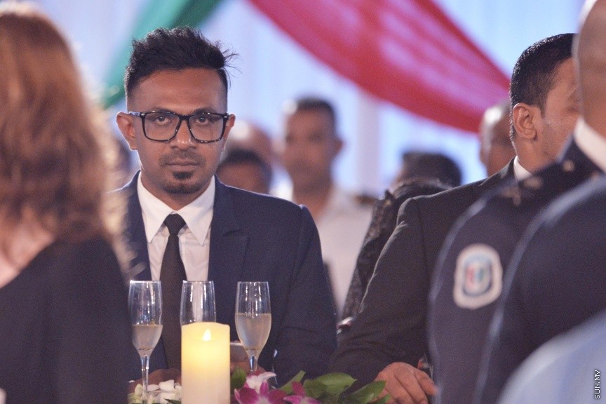 ޖުލައި 27، 2017: ދިވެހިރާއްޖޭގެ މިނިވަންކަމަށް 52 އަހަރު ފުރުމުގެ މުނާސަބަތުގައި ރައީސުލްޖުމްހޫރިއްޔާ ޢަބްދުﷲ ޔާމީން ޢަބްދުލްޤައްޔޫމާއި އެމަނިކުފާނުގެ އަނބިކަނބަލުން ފާތިމަތު އިބްރާހީމް ދަރުބާރުގޭގައި ބޭއްވި ރަސްމީ ބައްދަލުވުމުގެ ތެރެއިން -- ސަން ފޮޓޯ/ ފަޔާޒު މޫސާ
