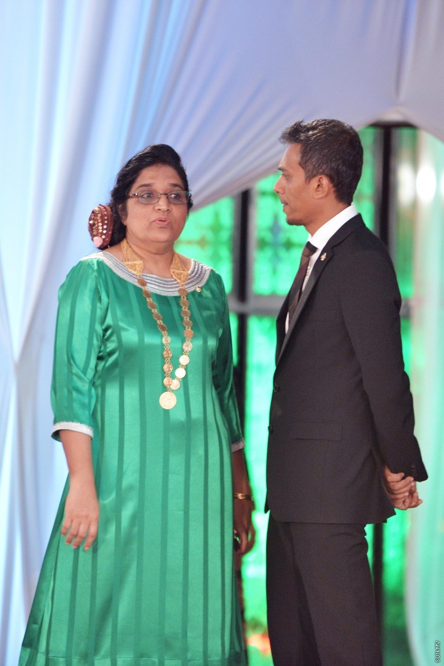 ޖުލައި 27، 2017: ދިވެހިރާއްޖޭގެ މިނިވަންކަމަށް 52 އަހަރު ފުރުމުގެ މުނާސަބަތުގައި ރައީސުލްޖުމްހޫރިއްޔާ ޢަބްދުﷲ ޔާމީން ޢަބްދުލްޤައްޔޫމާއި އެމަނިކުފާނުގެ އަނބިކަނބަލުން ފާތިމަތު އިބްރާހީމް ދަރުބާރުގޭގައި ބޭއްވި ރަސްމީ ބައްދަލުވުމުގެ ތެރެއިން -- ސަން ފޮޓޯ/ ފަޔާޒު މޫސާ
