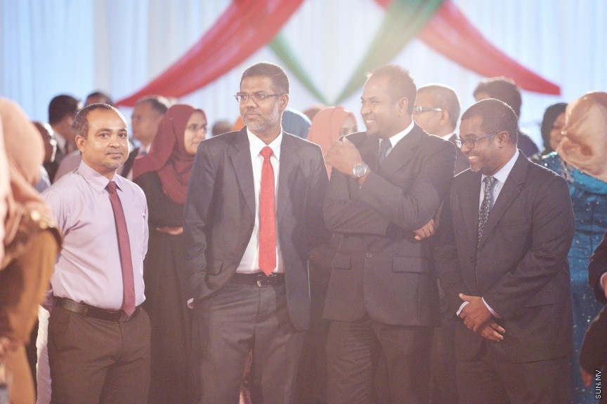ޖުލައި 27، 2017: ދިވެހިރާއްޖޭގެ މިނިވަންކަމަށް 52 އަހަރު ފުރުމުގެ މުނާސަބަތުގައި ރައީސުލްޖުމްހޫރިއްޔާ ޢަބްދުﷲ ޔާމީން ޢަބްދުލްޤައްޔޫމާއި އެމަނިކުފާނުގެ އަނބިކަނބަލުން ފާތިމަތު އިބްރާހީމް ދަރުބާރުގޭގައި ބޭއްވި ރަސްމީ ބައްދަލުވުމުގެ ތެރެއިން -- ސަން ފޮޓޯ/ ފަޔާޒު މޫސާ