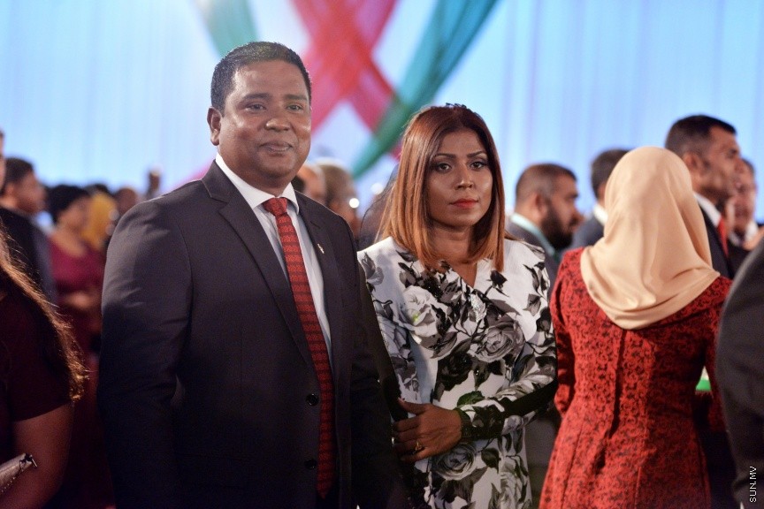 ޖުލައި 27، 2017: ދިވެހިރާއްޖޭގެ މިނިވަންކަމަށް 52 އަހަރު ފުރުމުގެ މުނާސަބަތުގައި ރައީސުލްޖުމްހޫރިއްޔާ ޢަބްދުﷲ ޔާމީން ޢަބްދުލްޤައްޔޫމާއި އެމަނިކުފާނުގެ އަނބިކަނބަލުން ފާތިމަތު އިބްރާހީމް ދަރުބާރުގޭގައި ބޭއްވި ރަސްމީ ބައްދަލުވުމުގެ ތެރެއިން -- ސަން ފޮޓޯ/ ފަޔާޒު މޫސާ